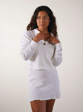 将图片加载到图库查看器，Palisade&#39;s white cropped pullover made with soft 100% organic cotton has a polo style collar with a three button closure
